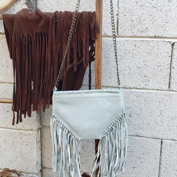 Raj Bag‎ Embroidered Chain

V Messenger
. - Picture 8 of 13